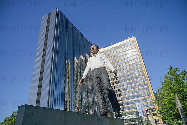 Sculpture "Balancing Act" by Stephan Balkenhol