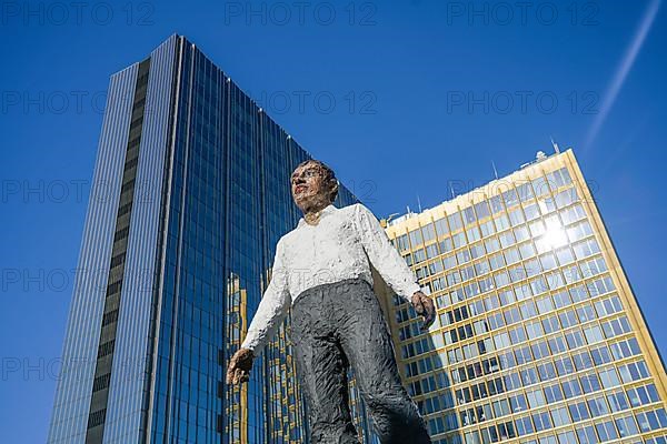 Sculpture "Balancing Act" by Stephan Balkenhol