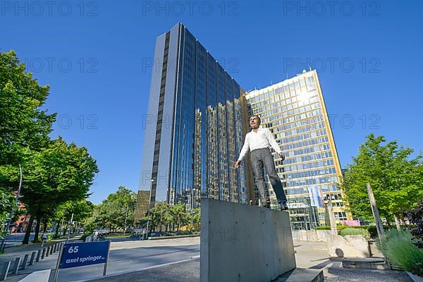 Sculpture "Balancing Act" by Stephan Balkenhol