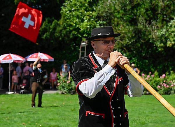 Alphorn players