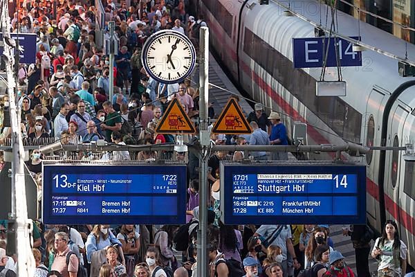 Many people standing crowded on a platform in front of an ICE train