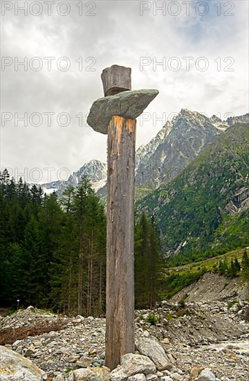 Detail of the sculpture Herweg in Gasterntal by Junior Chamber International Frutigland