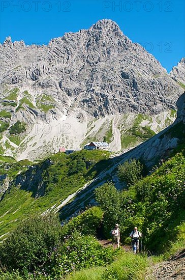 Prinz-Luitpold-Haus below the Hochvogel massif