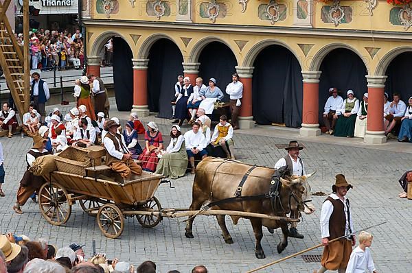 Wallenstein's entry in 1630 in front of the wheelhouse on the market square