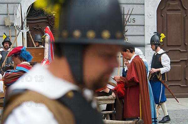 Wallenstein's entry in 1630 in front of the wheelhouse on the market square