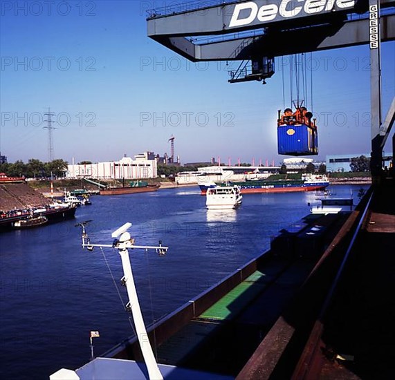 Duisburg: Working in the port of Duisburg on 24. 10. 1995 loading ships. Germany