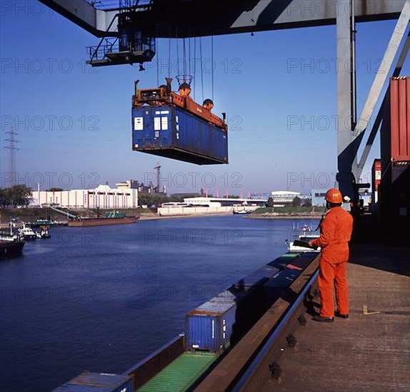 Duisburg: Working in the port of Duisburg on 24. 10. 1995 loading ships. Germany