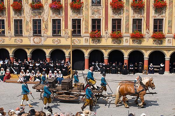 Wallenstein's entry in 1630 in front of the wheelhouse on the market square