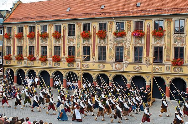 Wallenstein's entry in 1630 in front of the wheelhouse on the market square