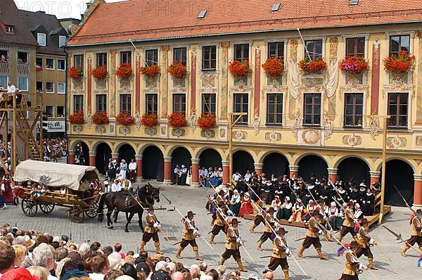 Wallenstein's entry in 1630 in front of the wheelhouse on the market square