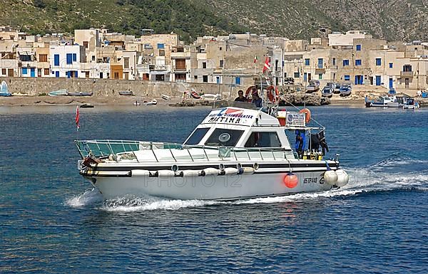 Dive boat