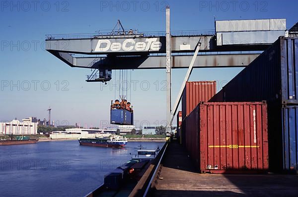 Duisburg: Working in the port of Duisburg on 24. 10. 1995 loading ships. Germany