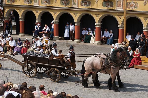 Wallenstein's entry in 1630 in front of the wheelhouse on the market square