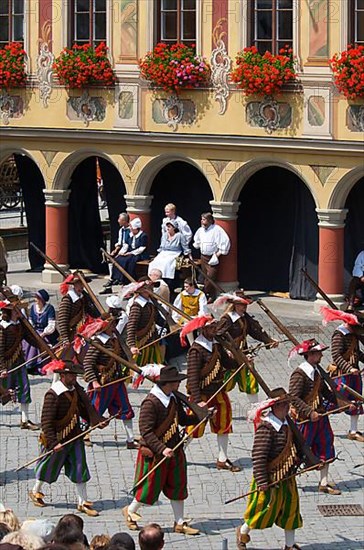 Wallenstein's entry in 1630 in front of the wheelhouse on the market square