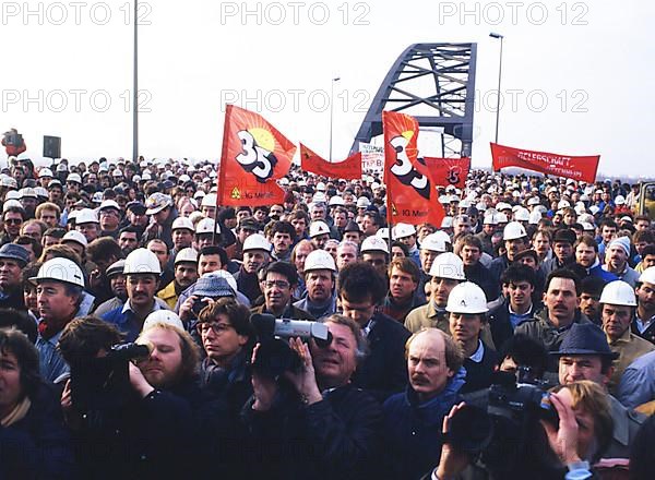 Du Rheinhausen. Steelworkers of the Krupp steelworks fought for their jobs in 1987 and occupied the Rhine bridge