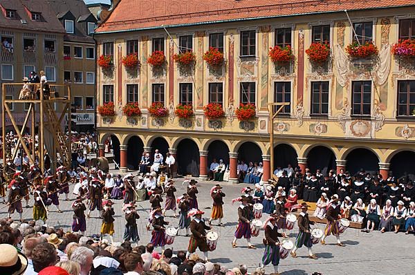 Wallenstein's entry in 1630 in front of the wheelhouse on the market square