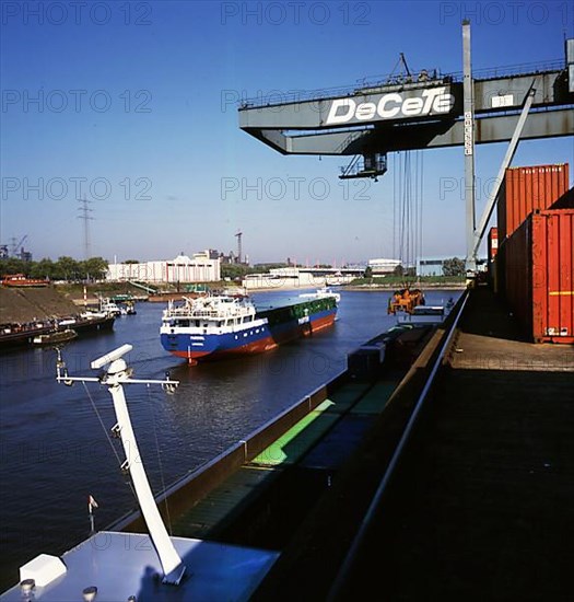 Duisburg: Working in the port of Duisburg on 24. 10. 1995 loading ships. Germany