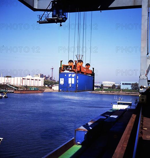 Duisburg: Working in the port of Duisburg on 24. 10. 1995 loading ships. Germany