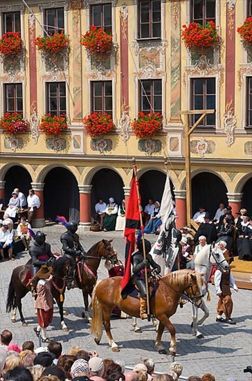 Wallenstein's entry in 1630 in front of the wheelhouse on the market square