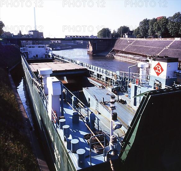 Duisburg: Working in the port of Duisburg on 24. 10. 1995 loading ships. Germany