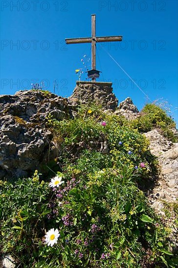 Summit of Baerenkoepfle at noon