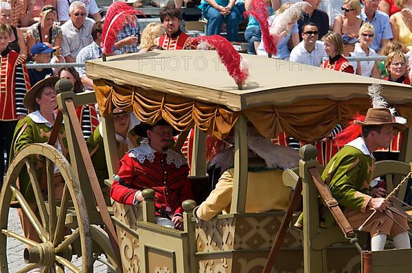 Wallenstein's entry in 1630 in front of the wheelhouse on the market square