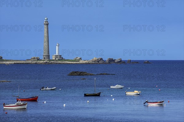 Phare de l'Ile Vierge lighthouse opposite the village of Lilia