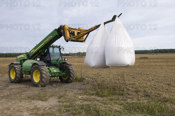 John Deere 3400 telescopic handler with bags of wheat seed