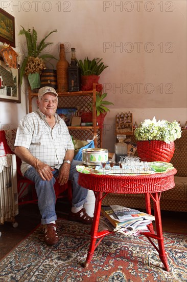 Old man greets guests with Madeira Wine in Casa de Como