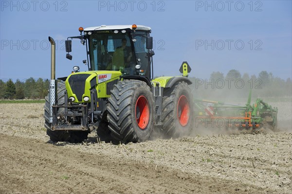 Claas Xerion 3300 TRAC VC tractor with Amazone Catros 5501-T disc harrows