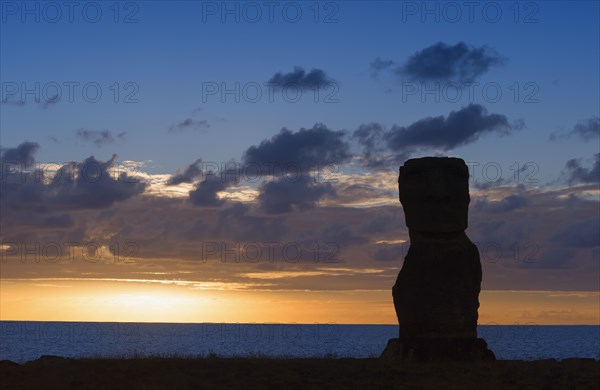 Hanga Kio'e Moai at sunset