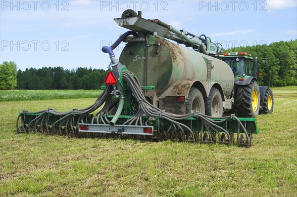 John Deere 8530 tractor with Samson vacuum slurry tanker and slurry injector