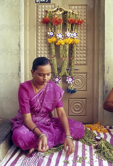 Garland of cardamom being made in Bodinayakkanur