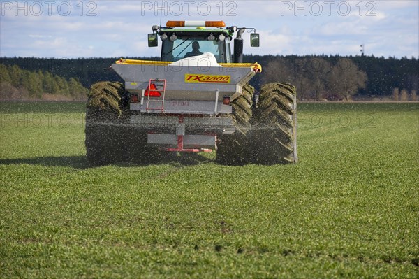 John Deere 8530 tractor with Bredal TX3500 spreader