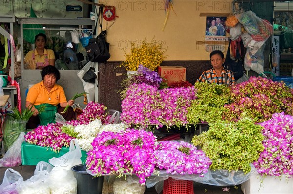 Thai women selling flowers at the Pat Khlong Talat market in Bangkok