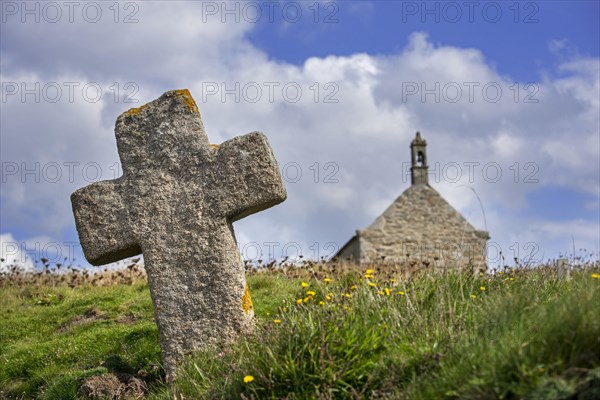 Stone cross and Saint-Samson chapel