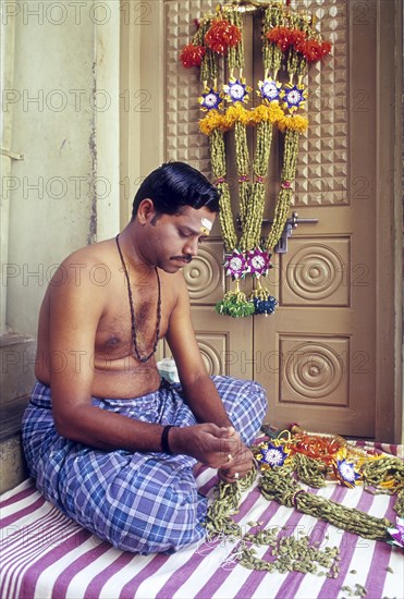 Garland of cardamom being made in Bodinayakkanur