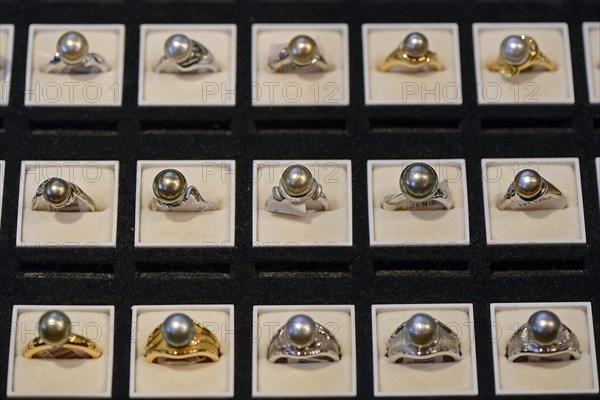 Rings with black cultured pearls