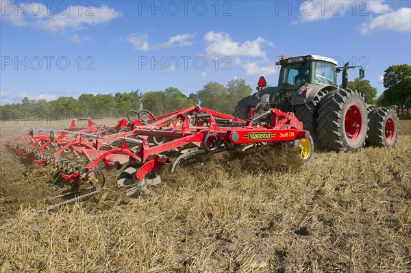 Fendt 936 Vario tractor with Vaderstad 720 flexible cultivator