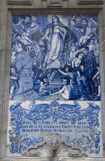 Tile painting of Virgin Mary and cherubs above fountain