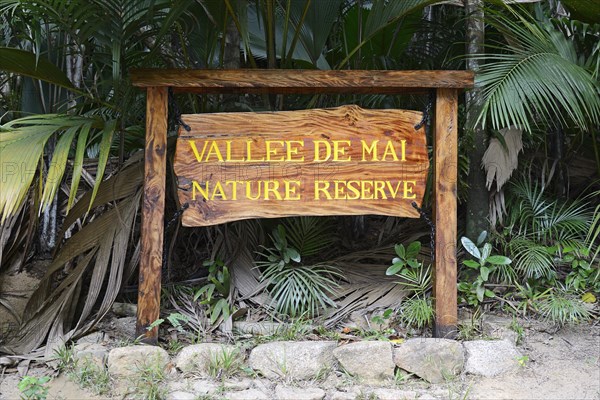 Signpost to Vallee de Mai