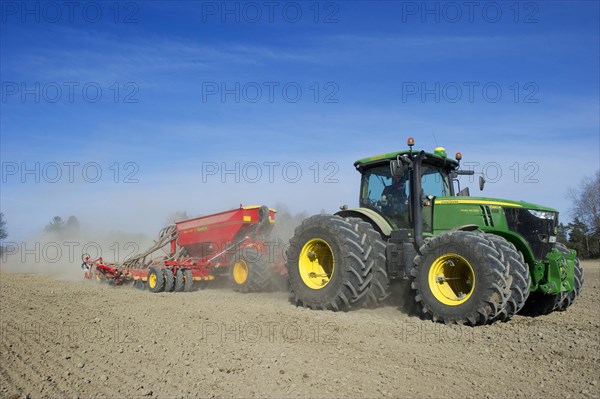 John Deere 7280R tractor with Vaderstad Rapid A 600C seed drill