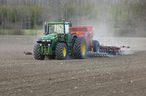 John Deere 7720 tractor with Overum seed drill