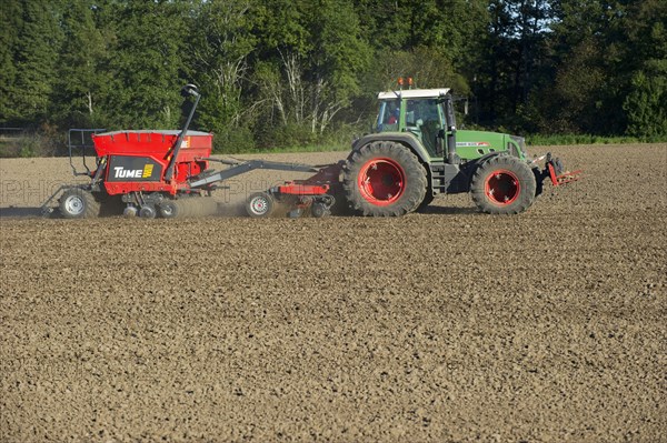 Fendt 820 with Tume seed drill and Cultipack