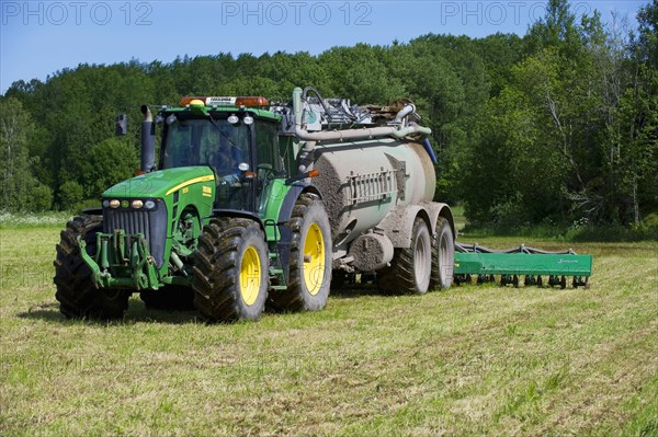 John Deere 8530 tractor with Samson vacuum slurry tanker and slurry injector