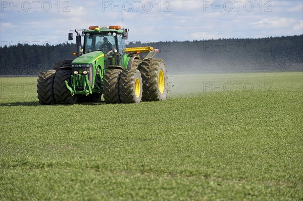 John Deere 8530 tractor with Bredal TX3500 spreader