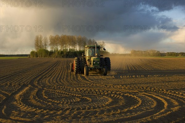John Deere 2140 tractor pulling seed drill