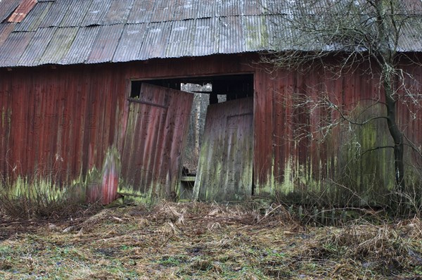 Abandoned red barn