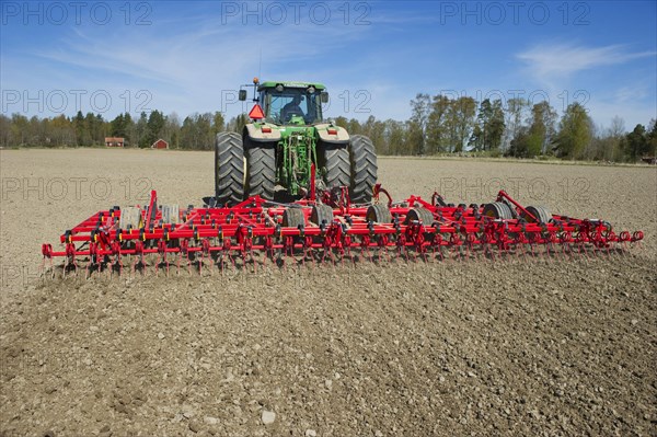 John Deere 7720 tractor with Vaderstad NZ-Aggressive-800 harrows