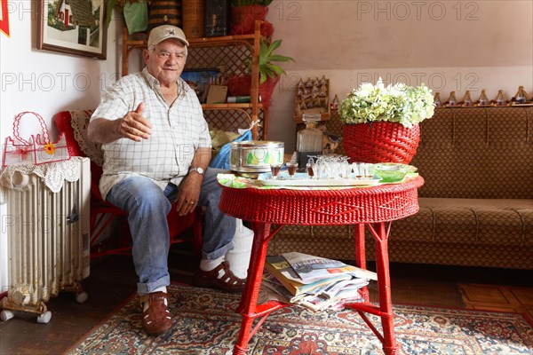 Old man greets guests with Madeira Wine in Casa de Como